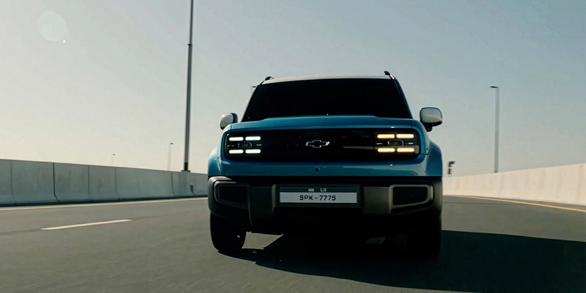 Chevrolet Spark EV color azul vista frontal mientras circula por carretera