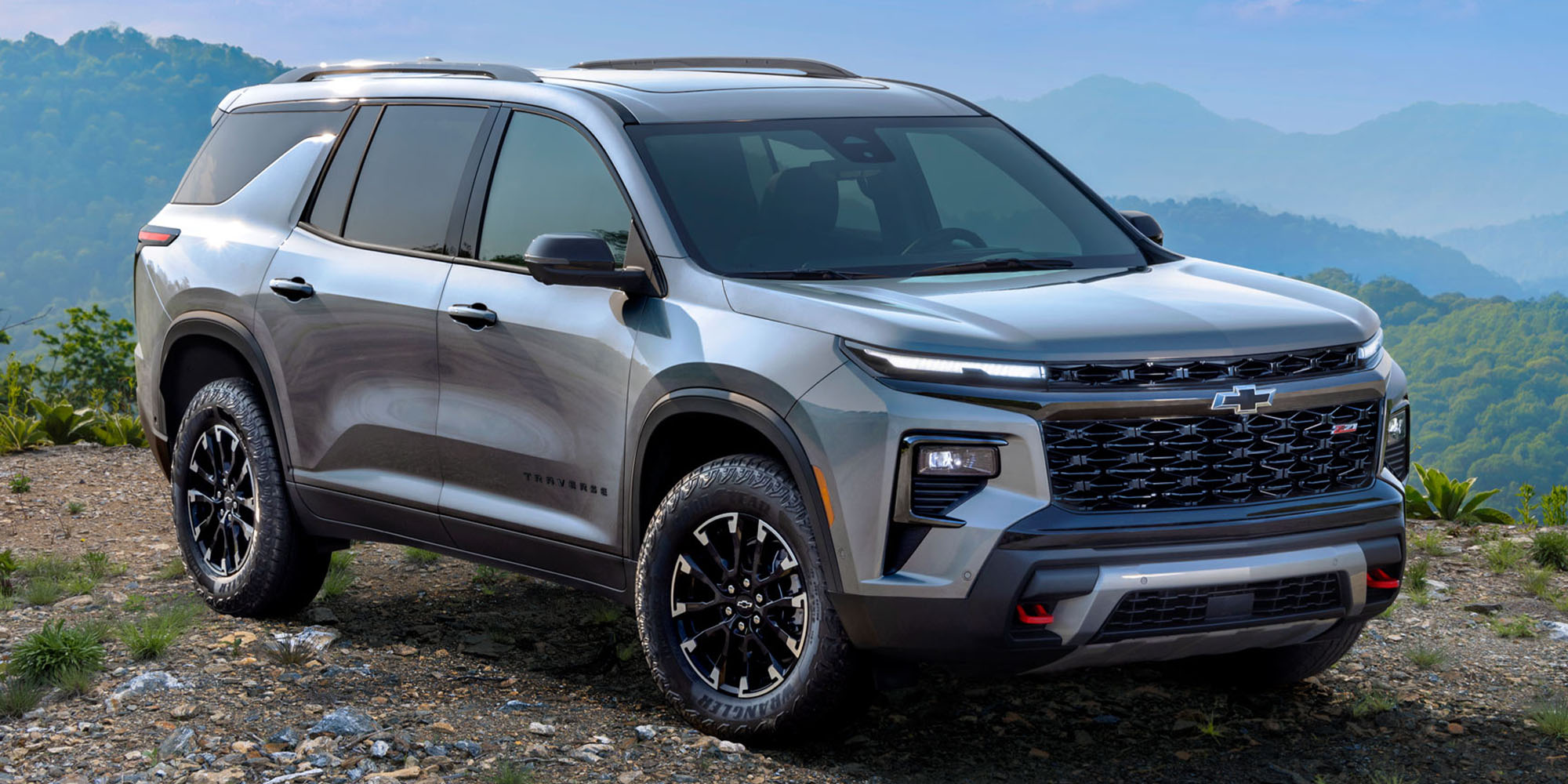 Camioneta Chevrolet Traverse Z71 color gris en montaña