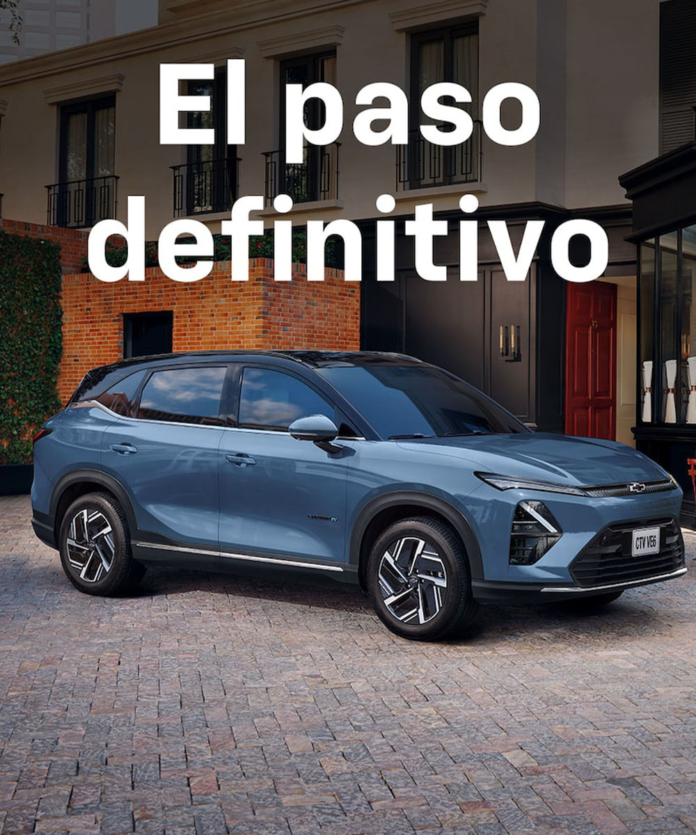 Chevrolet Captiva EV azul estacionada en área comercial.